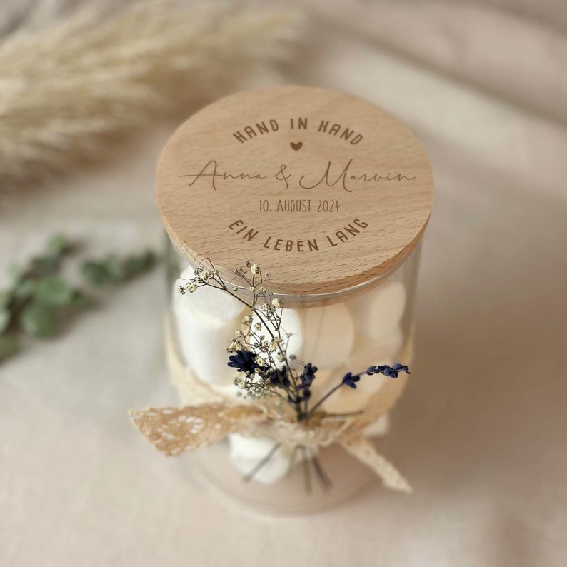 Vorratsglas als Geschenk zur Hochzeit mit Holzdeckel und Personalisierung und Aufschrift Hand in Hand - Ein Leben lang