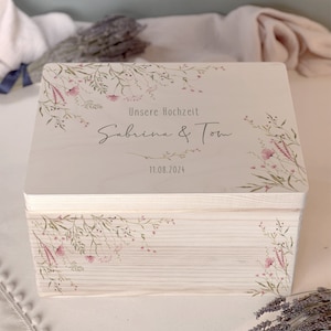 Personalisierte Hochzeitskiste "Blumen Rosa" aus Holz mit Name + Datum, Holzkiste, Holzbox, Aufbewahrung Erinnerungen, Geschenk zur Hochzeit