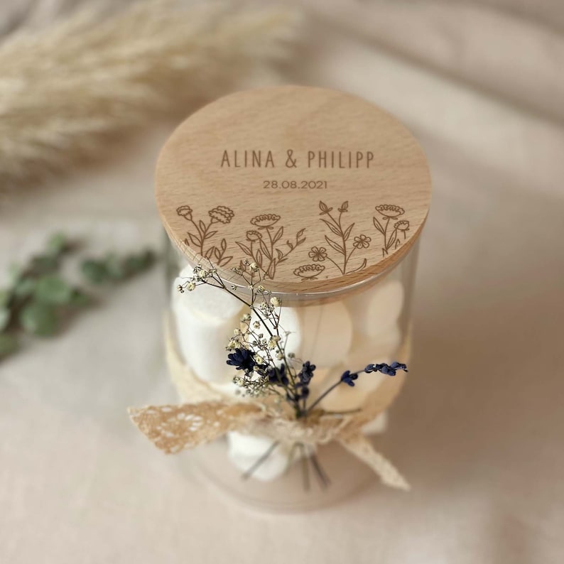 Vorratsglas als Geschenk zur Hochzeit mit Holzdeckel und Personalisierung und Blumen Wiese Motiv