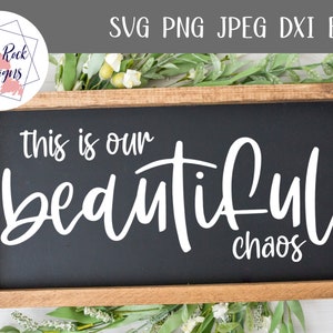 Questo è il nostro bellissimo caos Svg / File di taglio digitale / Segno della fattoria in formato SVG / Segno della famiglia in formato SVG / Segno di benvenuto in formato SVG / Segno di arredamento per la casa in formato SVG