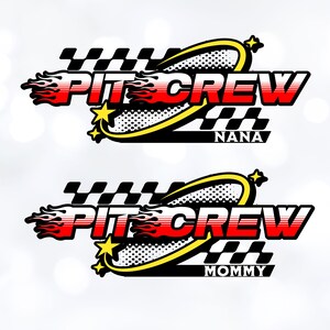 K&ouml;nnte beinhalten: Zwei schwarz-wei&szlig;e karierte Rennflaggen mit einem gelben Oval und einem roten und wei&szlig;en "PIT CREW"-Text. Die obere Flagge hat den Text "NANA" und die untere Flagge den Text "MOMMY".