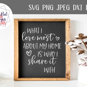 Ciò che amo di più della mia casa in formato SVG, In questa casa SVG / Segno della fattoria in formato SVG, Famiglia in formato SVG, Casa in formato SVG, Regole della casa in formato SVG, Segno della famiglia in formato SVG