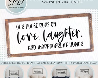 La nostra casa corre sull'amore, risate e umorismo inappropriato SVG Divertente Home Decor Rustico Segno Home Decor Umoristico Soggiorno SVG cricut
