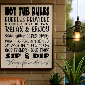 Könnte beinhalten: Ein gerahmtes Schild mit dem Text "HOT TUB RULES" und anderen Anweisungen für die Nutzung des Whirlpools. Das Schild befindet sich in einem braunen Rahmen und ist an einer Backsteinmauer angebracht. Über dem Schild hängt eine dekorative Leuchte.