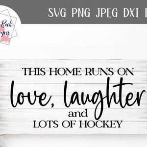 Nuestra casa funciona con amor, risas y mucho hockey Svg / Familia svg / cita familiar / granja svg / cita divertida / hockey svg