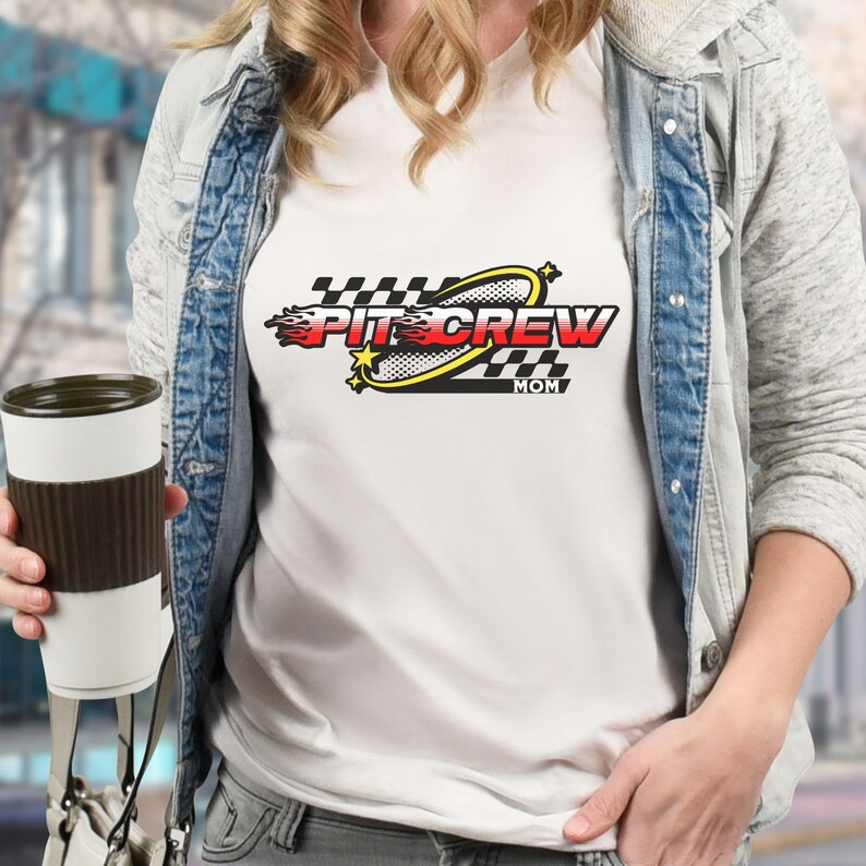 K&ouml;nnte beinhalten: Wei&szlig;es T-Shirt mit einem Grafikdruck eines karierten Flaggen, Flammen und dem Text "Pit Crew Mom".