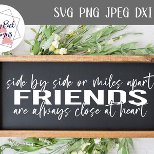 Côte à côte ou à des kilomètres l'un de l'autre Les amis sont plus proches dans l'âme svg | Amis svg | Cadeau amis svg | Bons amis svg | svg ferme | famille svg