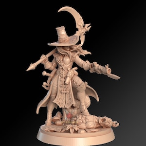 Puede incluir: Una figura miniatura detallada de un personaje femenino que lleva un sombrero de ala ancha y sostiene una guadaña y una pistola. El personaje está de pie sobre un monstruo derrotado con una gran boca llena de dientes. La figura está pintada en un color marrón claro.