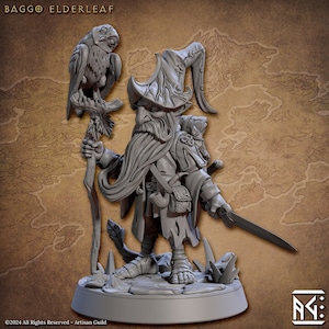 Puede incluir: Una figura miniatura gris de un enano con una larga barba blanca, que lleva un sombrero puntiagudo con hojas y sostiene un bastón con un búho posado en la parte superior. El enano lleva una capa larga y tiene una espada atada a su lado. La figura está de pie sobre una base redonda.