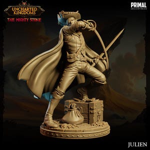 Puede incluir: Una figura miniatura pintada de marrón de un personaje pirata del juego de mesa Uncharted Kingdoms: The Mighty Stone. El pirata lleva un sombrero y sostiene una espada. La figura está de pie sobre una base con un cofre del tesoro y una bolsa de monedas de oro.