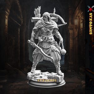 Könnte beinhalten: Graue, detaillierte Figur eines Fantasy-Bogenschützen mit Bogen, Köcher und verzierter Rüstung. Die Figur steht auf einem felsigen Sockel mit dem Text "SYZ GAMES". Der Hintergrund deutet auf ein Verlies hin.