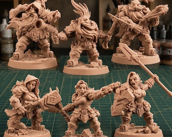 Könnte beinhalten: Ein Set aus sechs unbemalten, hellbraunen Miniaturfiguren, die Fantasy-Krieger darstellen. Die Figuren tragen detaillierte Rüstungen, halten verschiedene Waffen wie Äxte, Speere und ein Horn und stehen auf runden Sockeln. Jede Figur zeigt eine eigene Pose und Mimik, die mit komplexen Texturen an Kleidung und Ausrüstung gestaltet sind.