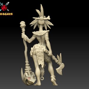 Op de afbeelding: Een gedetailleerd miniatuurbeeldje van een vrouwelijke figuur met een beenderen hoofdtooi en veren, die een staf met een schedel aan het einde vasthoudt en een bijl van been in haar andere hand. De figuur draagt een rok van dierenhuid en een beenderen ketting.