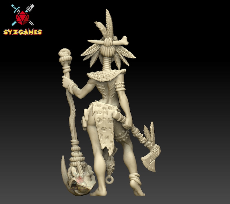 Op de afbeelding: Een gedetailleerd miniatuurbeeldje van een vrouwelijke figuur met een beenderen hoofdtooi en veren, die een staf met een schedel aan het einde vasthoudt en een bijl van been in haar andere hand. De figuur draagt een rok van dierenhuid en een beenderen ketting.