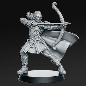 Puede incluir: Una figura en miniatura de plástico gris de un arquero elfo, sosteniendo un arco y una flecha, de pie sobre una base negra.