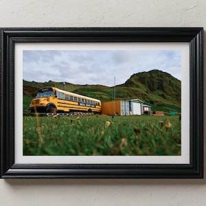 Scuolabus retrò, autobus giallo, furgone retrò, autobus giallo vintage, camper retrò, download digitale, paesaggio islandese, viaggio in Islanda, autobus divertente
