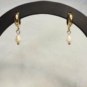 Boucles d&#39;oreilles Huggies dorées à perles d&#39;eau douce
