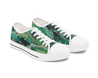 Può includere: Un paio di sneakers basse in tela con un motivo astratto nei toni del verde smeraldo, blu navy scuro e beige tenue. Le scarpe presentano punte in gomma bianca, lacci bianchi e suole in gomma bianca con un sottile dettaglio a striscia nera.