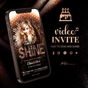 Puede incluir: La pantalla de un teléfono inteligente que muestra una invitación a una fiesta de cumpleaños con un fondo dorado brillante y el texto "Time to Shine". La invitación es para el cumpleaños número 21 de Charlotte e incluye la fecha, la hora y la ubicación del evento. La invitación también incluye un icono de video y el texto "video invite" con el lema "Fácil de enviar y compartir".