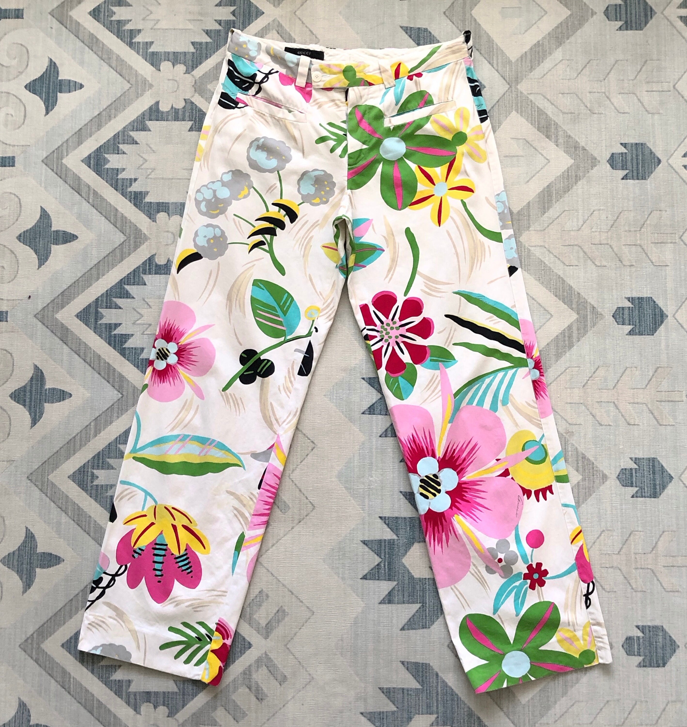 パンツ GUCCI TWILL TROUSERS WITH FLORA PRINT GUCCI PANTS SILK TWILL DISNEY FLORA PRINT WIDE LEG TROUSERS