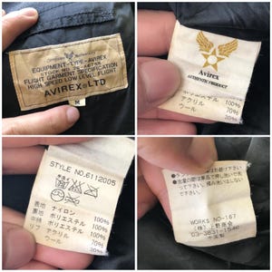 Puede incluir: Primer plano de varias etiquetas de una chaqueta Avirex. Las etiquetas muestran informaci&oacute;n sobre los materiales, las instrucciones de cuidado y las especificaciones de la chaqueta. Las etiquetas incluyen el logotipo de Avirex y texto como "Flight Garment Specification".