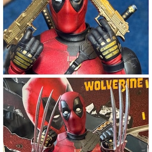 Puede incluir: Figura de acción de Deadpool con dos pistolas doradas en una mano y un par de garras plateadas en la otra. La figura lleva un traje rojo y negro con un cinturón negro.