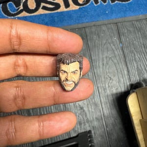 Escultura de cabeça de filme de homem feroz e furioso (pintada) FIGURA NÃO INCLUÍDA