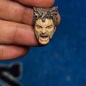 Escultura de cabeça de filme Screaming Feral Man (pintada) FIGURA NÃO INCLUÍDA