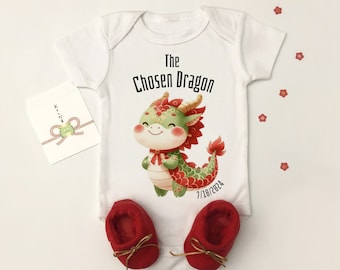 année du dragon, bébé dragon, nouveau-né 2024, nouveau-né garçon, nouveau-né fille, cadeaux pour nouveau-né, cadeau unique pour bébé, calendrier chinois, zodiaque,