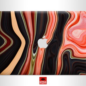 Puede incluir: Una piel para portátil con un diseño abstracto colorido que presenta líneas en espiral de rojo, naranja, amarillo, negro y blanco.