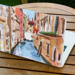 Könnte beinhalten: Ein Laptop mit einer farbenfrohen, handgezeichneten Illustration eines Kanals in Venedig, Italien. Die Illustration zeigt Gebäude, eine Gondel und eine Brücke.