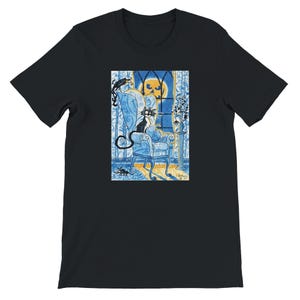 Könnte beinhalten: Schwarzes T-Shirt mit einer skurrilen Illustration einer schwarzen Katze in einem blauen Sessel, mit einer Krähe auf dem Vorhang. Das Kunstwerk zeigt einen Mond mit Gesicht im Fenster und einen kleinen Tisch mit einer Vase.