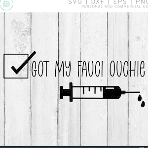 Op de afbeelding: Zwart-wit grafisch ontwerp met de tekst "GOT MY FAUCI OUCHIE". Het ontwerp bevat een vinkje in een vak en een spuit met een druppel vloeistof. De afbeelding staat op een witte houten achtergrond.