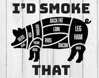 Può includere: Illustrazione in bianco e nero di un maiale tagliato in diverse sezioni, etichettate con i nomi dei tagli di carne, come "grasso della schiena", "lombata", "gamba", "prosciutto", "pancetta" e "stinco". Il testo "Mi piacerebbe fumare questo" è sotto il maiale.