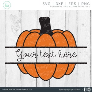 Könnte beinhalten: Orangefarbener Kürbis mit schwarzem Umriss und schwarzem Stiel. Der Kürbis ist horizontal in zwei Hälften geteilt mit einem weißen Banner, auf dem "Your text here" steht.