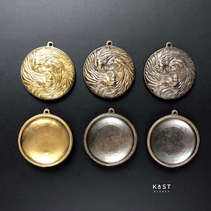 002 Pendentif en laiton, lunette ronde, 28 mm serti en résine