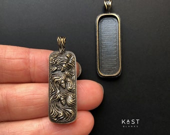 023 Base per ciondolo in ottone, Tre dee del destino. Vuoto (40 x 13 mm)
