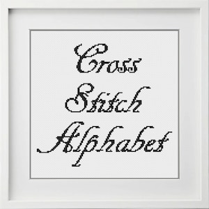 K&ouml;nnte beinhalten: Schwarzwei&szlig;es Kreuzstich-Alphabetmuster. Der Text lautet "Cross Stitch Alphabet".