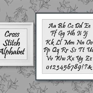 Op de afbeelding: Een zwart-witte afbeelding van een kruissteekalfabet. Het alfabet is in een cursief schrift en bevat alle letters en cijfers. De tekst "Cross Stitch Alphabet" staat boven het alfabet.