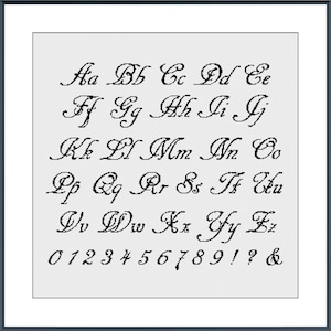 K&ouml;nnte beinhalten: Ein Schwarzwei&szlig;bild eines kursiven Alphabets mit Zahlen und Satzzeichen. Die Buchstaben sind in einer traditionellen Schreibschrift.