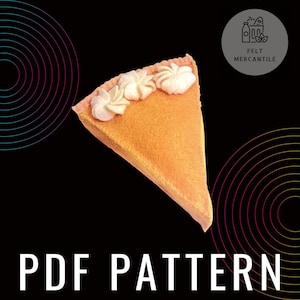 Puede incluir: Una rebanada de pastel de calabaza de fieltro con cobertura de crema batida. El pastel es naranja y la crema batida es blanca. La imagen incluye el texto "PDF PATTERN" y "FELT MERCANTILE".