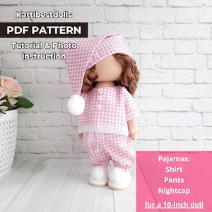 Puede incluir: Una muñeca vestida con un conjunto de pijama de cuadros rosas y blancos, que incluye camisa, pantalón y gorro de dormir. El atuendo está diseñado para una muñeca de 25,4 cm. La imagen incluye el texto "PDF PATTERN" y "Tutorial & Photo instruction".