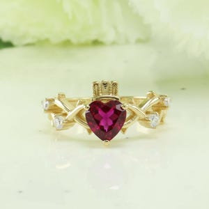 Anel de noivado com rubi em formato de coração de 6 mm e diamantes. Presente personalizado. Anel Claddagh Curvo, joia irlandesa. Conjunto de noivado. Anel de compromisso de designer exclusivo.