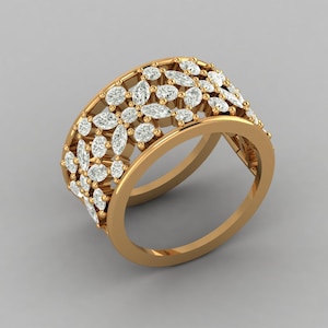 Pode incluir: Um anel dourado com um design floral. O anel apresenta pedras claras em forma oval, definidas em um padrão de treliça. A banda é de ouro liso e polido. O anel é exibido em um fundo cinza neutro.