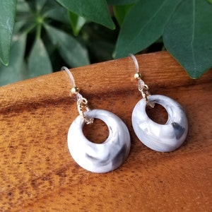 Non-Metal / Metal Free Earrings / Hooks / Small Acrylic Circle Ring Beads / Circle Ring / White Gray Marble color / 1 pair