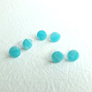 Metallfreie Ohrringe / Kleiner Kreis aus Resin Plastik / Silikon / Antiallergische Ohrstecker 10 mm / 1 Paar / Hell Teal Grüne Minze