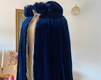 RARE ! Opera cape in silk velvet & rabbit fur c.1920