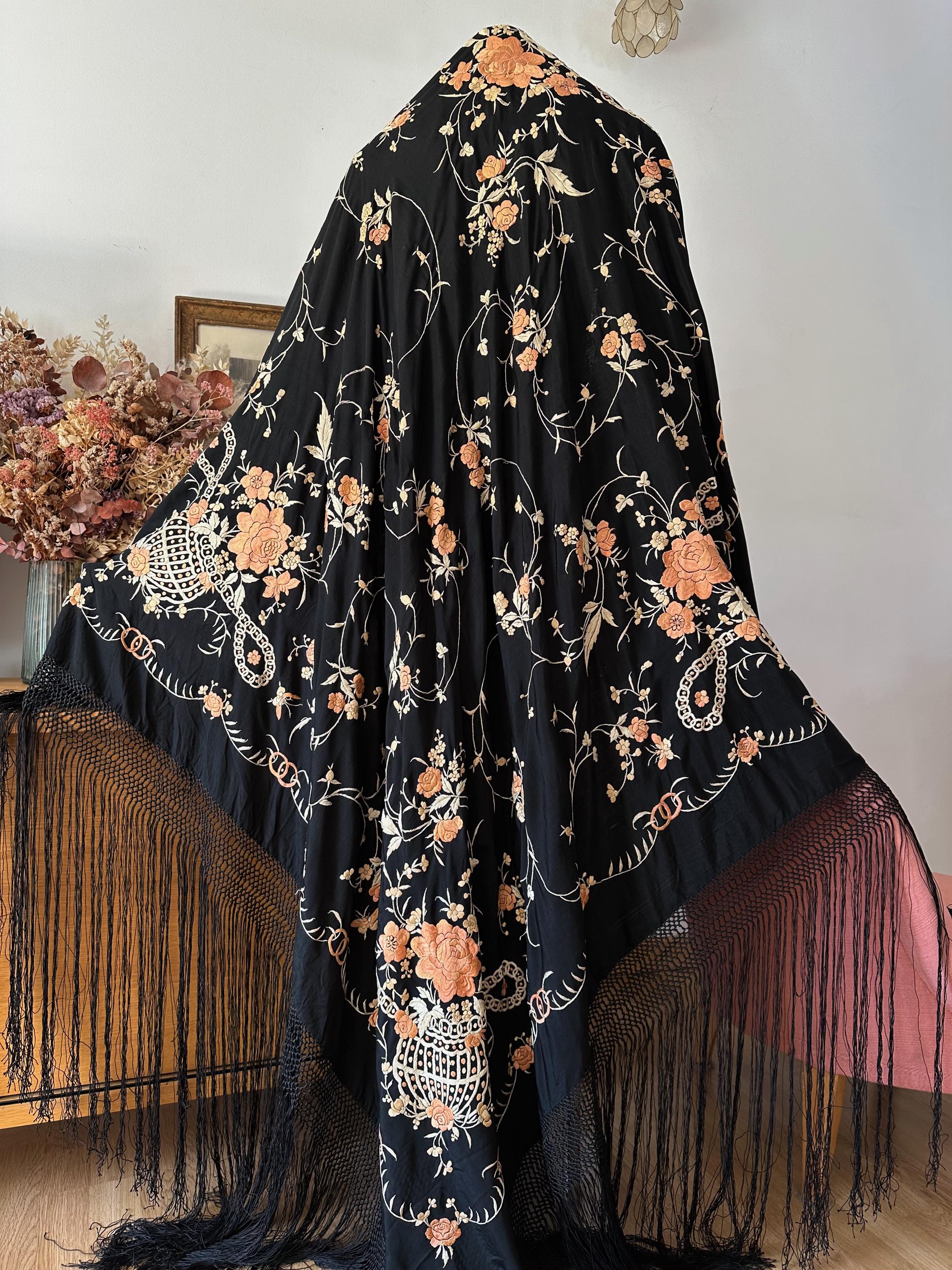 Châle de piano antique en soie brodé c.1920 - 20s silk flapper piano shawl - Châle de Manille - Manton de Manila