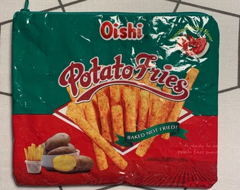 Könnte beinhalten: Eine grüne und rote Tasche mit Reißverschluss. Die Tasche zeigt eine Grafik von Pommes Frites mit dem Text "Oishi Potato Fries" und "Baked Not Fried!"  Ein fertiger Pommes-Snack, 1.76 oz. (5).