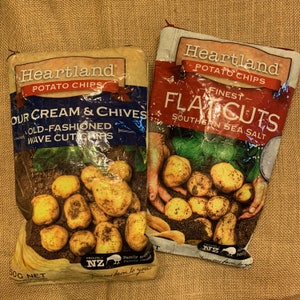 Può includere: Due sacchetti di patatine fritte Heartland. Il sacchetto a sinistra è per Cream & Chives, patatine fritte ondulate all'antica. Il sacchetto a destra è per Fla-Cuts, con sale marino del sud.